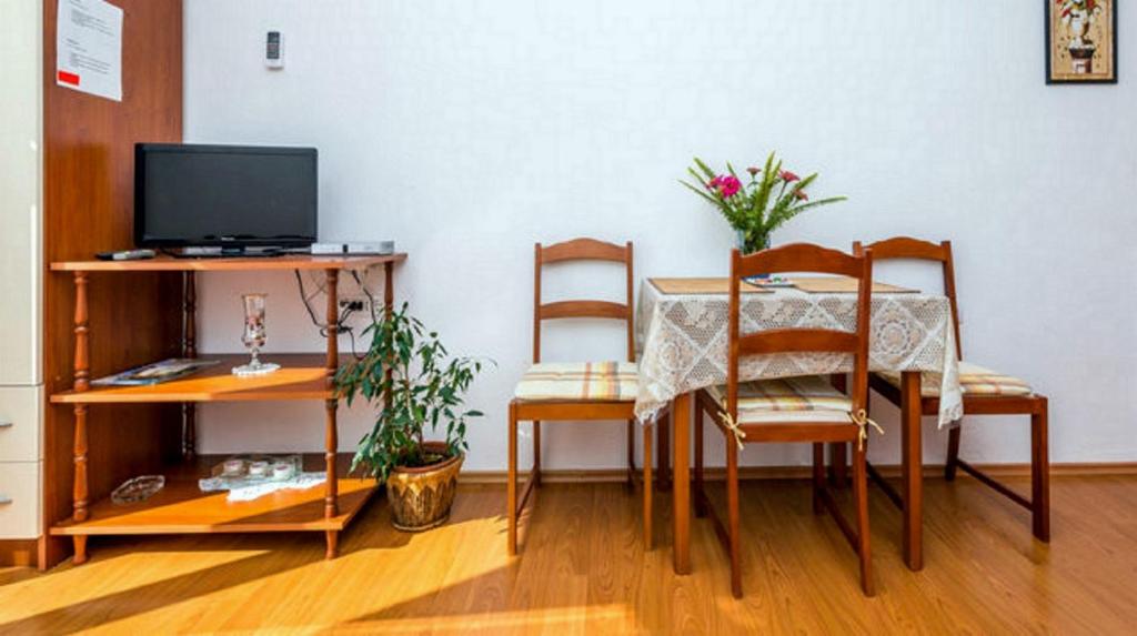 Televízia a/alebo spoločenská miestnosť v ubytovaní Guest House Fontana