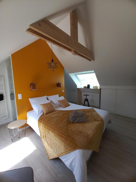 een grote slaapkamer met 2 bedden en een raam bij Chambre d'hôtel tout confort au Pays des Abers in Plouguerneau