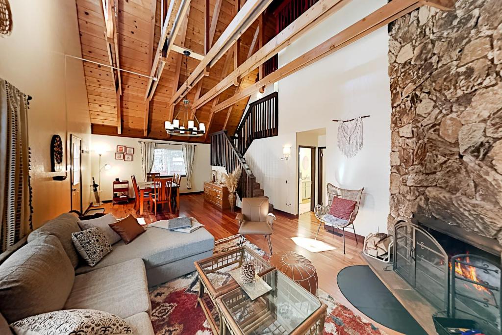 - un salon avec une grande cheminée en pierre dans l'établissement Genoa Haven, à South Lake Tahoe