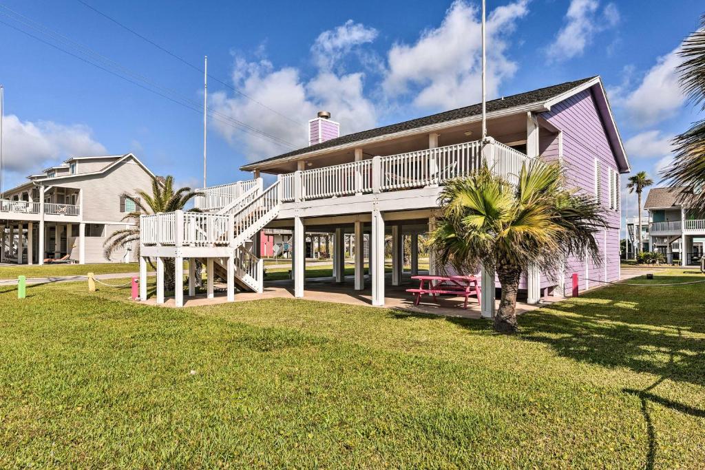 Φωτογραφία από το άλμπουμ του Walk to Ocean Coastal Home in Crystal Beach! σε Crystal Beach