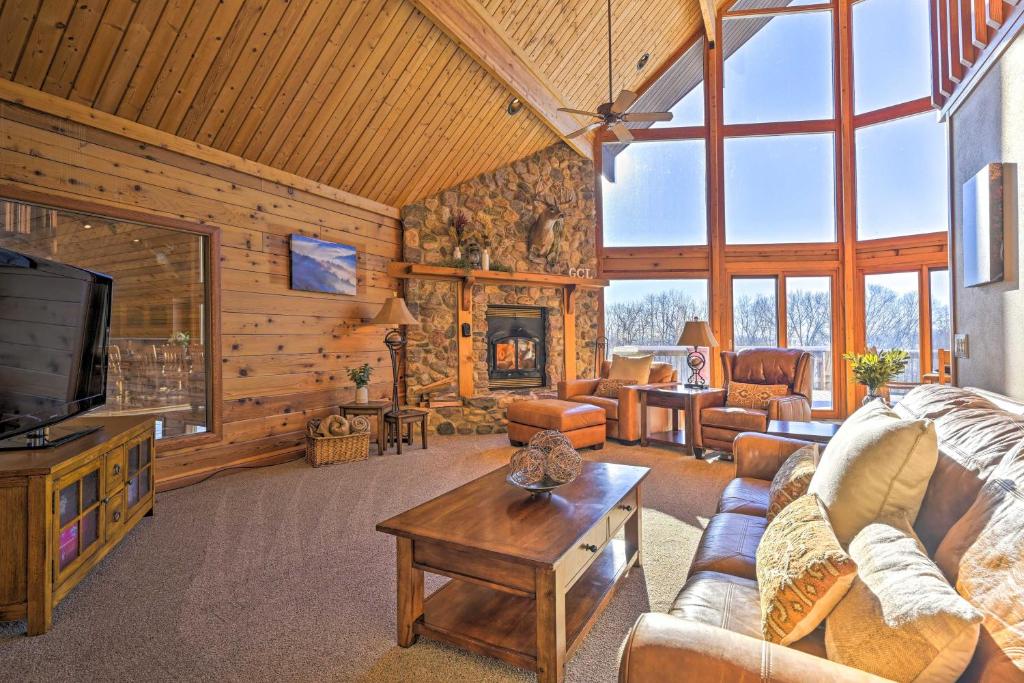 ein Wohnzimmer mit einem Sofa und einem TV in der Unterkunft Lodge with Indoor Pool, Along Devils Lake Park in Merrimac