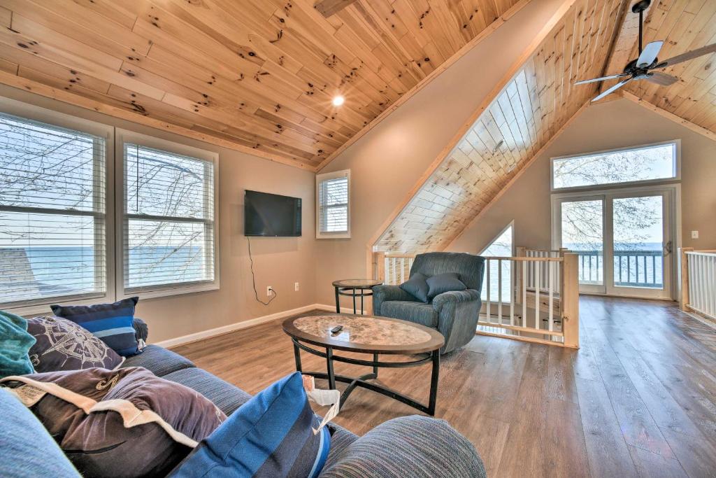 Lakefront Lexington Escape Steps to Beach! - Holiday Home