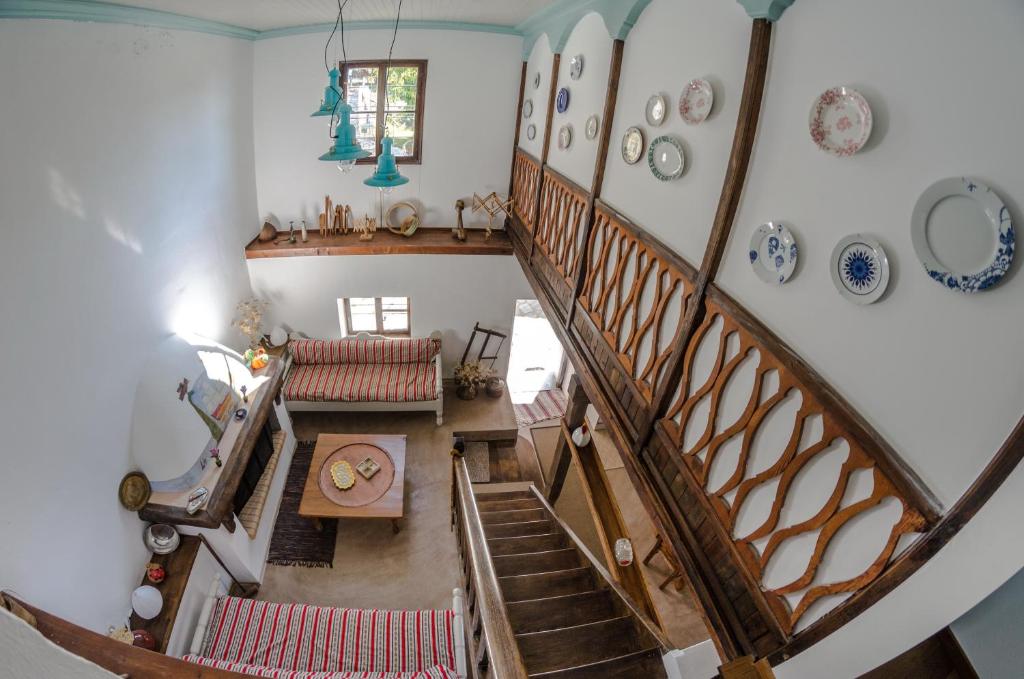 een woonkamer met een trap bij Riga's Pinakoti Lodge in Pinakátai