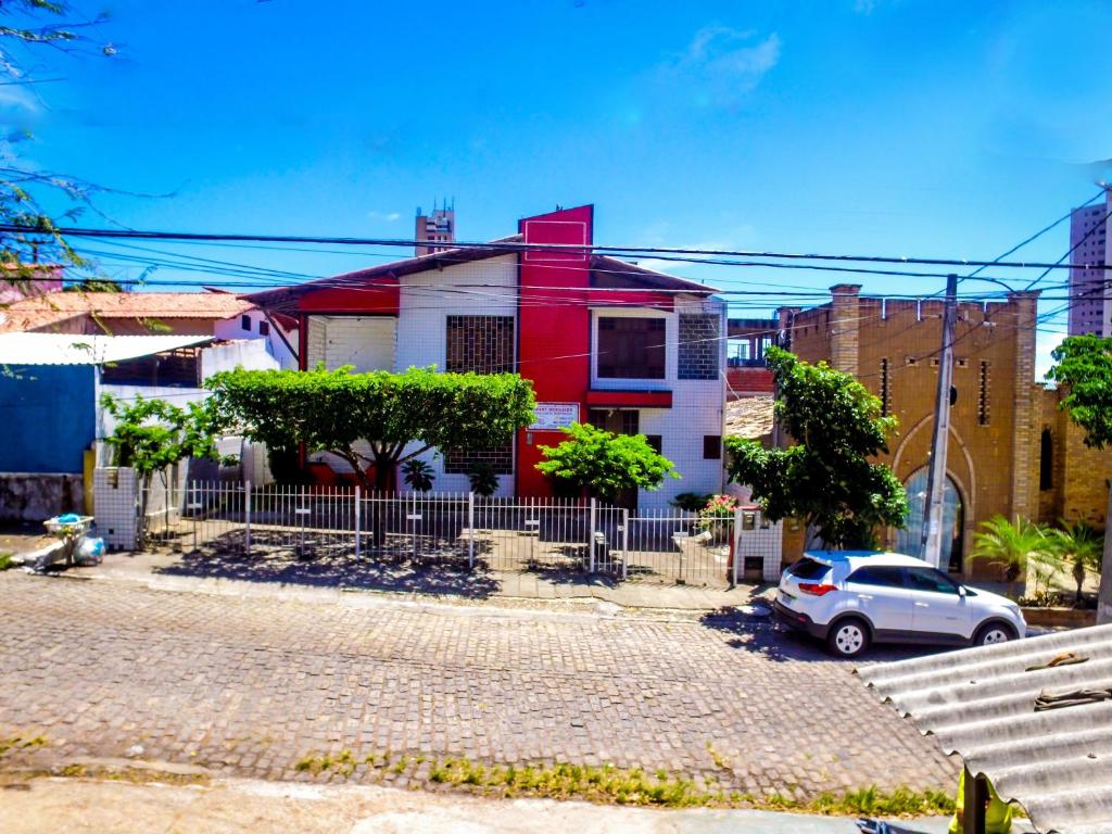 una casa con un coche aparcado delante de ella en Apartamento Mobiliado Mozart, en Natal