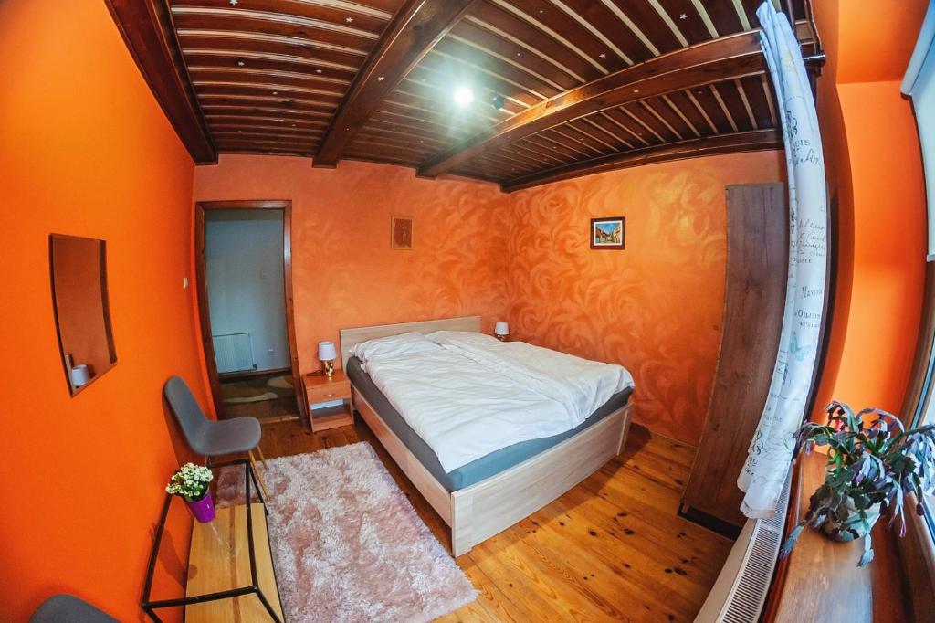 Postel nebo postele na pokoji v ubytování Za górami, za lasami