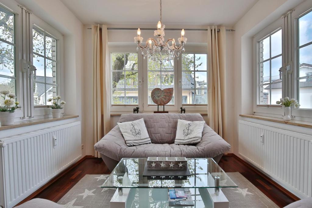 a living room with a couch and a glass table at Maison Baltique Tdf Strand Maison Baltique Appartement 5 in Timmendorfer Strand