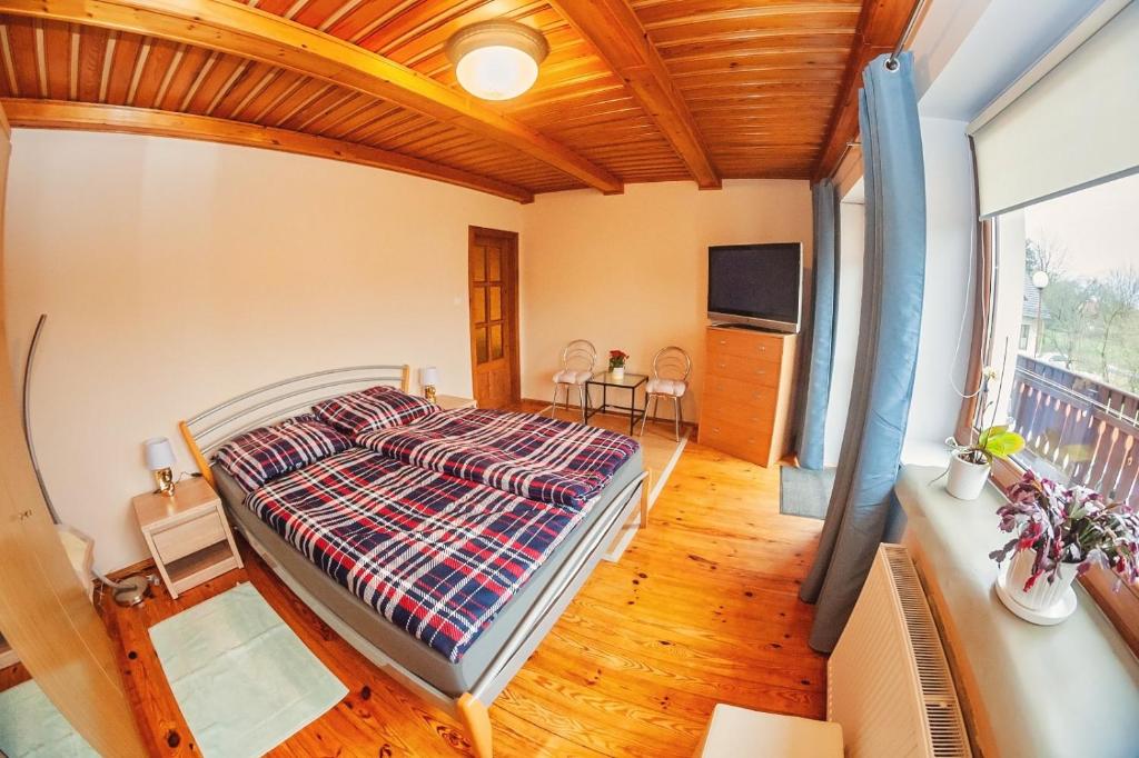 Postel nebo postele na pokoji v ubytování Za górami, za lasami