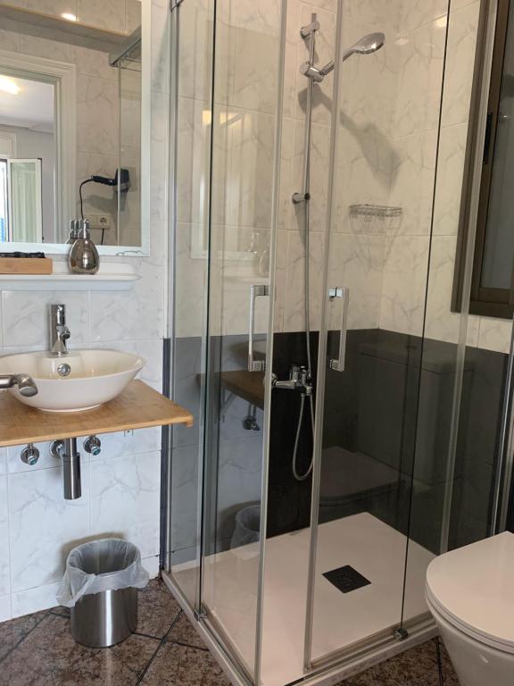 Pensión Amara - Habitación Triple Con Balcón Y Baño Privado