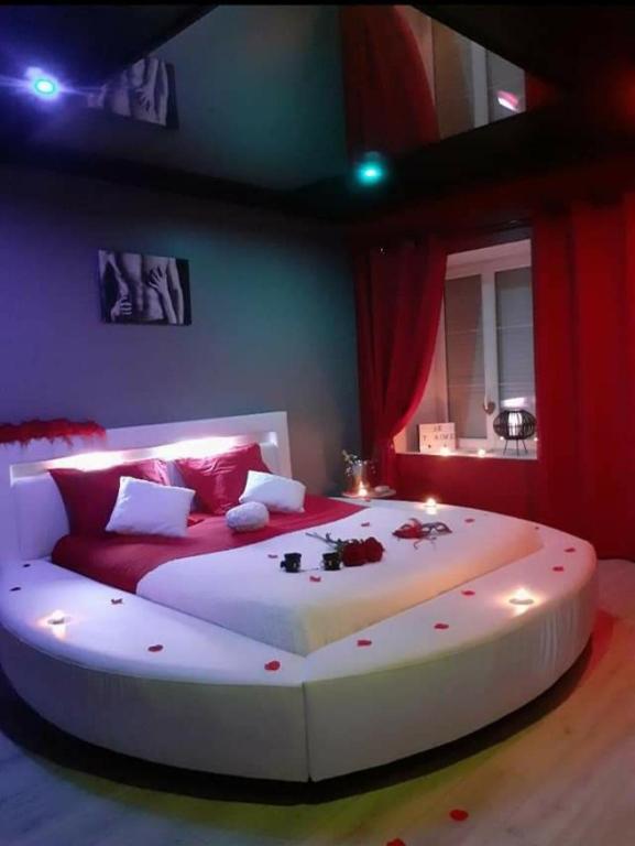 Postel nebo postele na pokoji v ubytování Le Sensuel