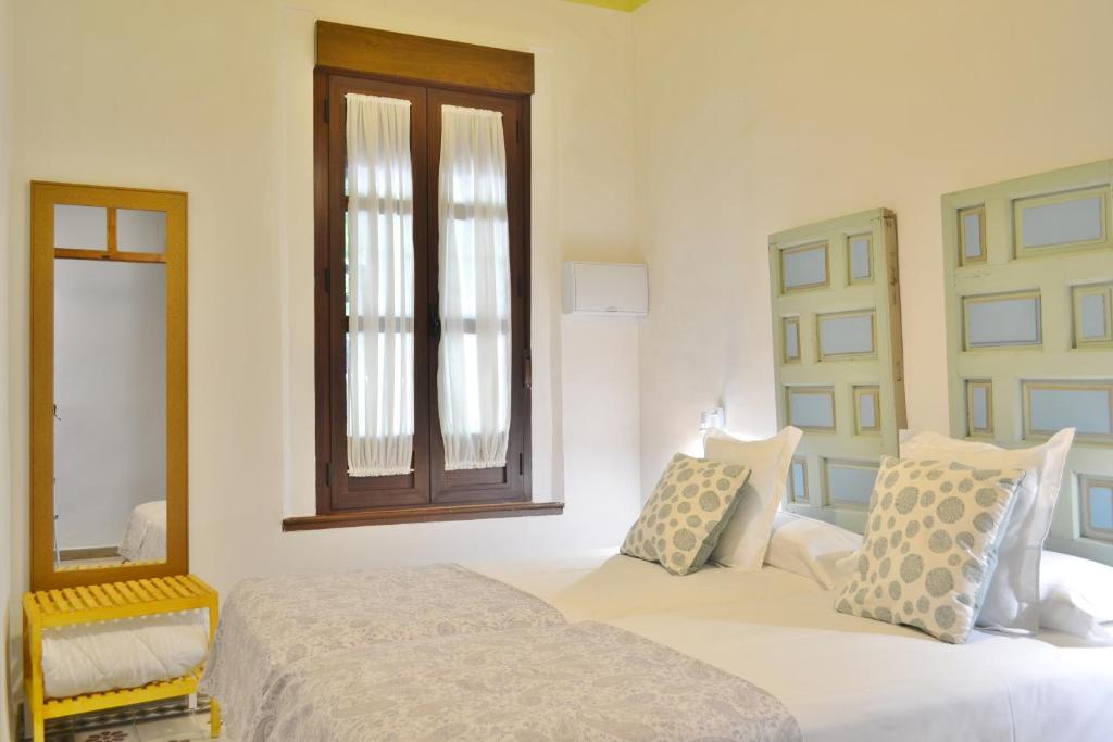 una camera bianca con un letto e una finestra di SunShine Cordoba Central a Cordoba