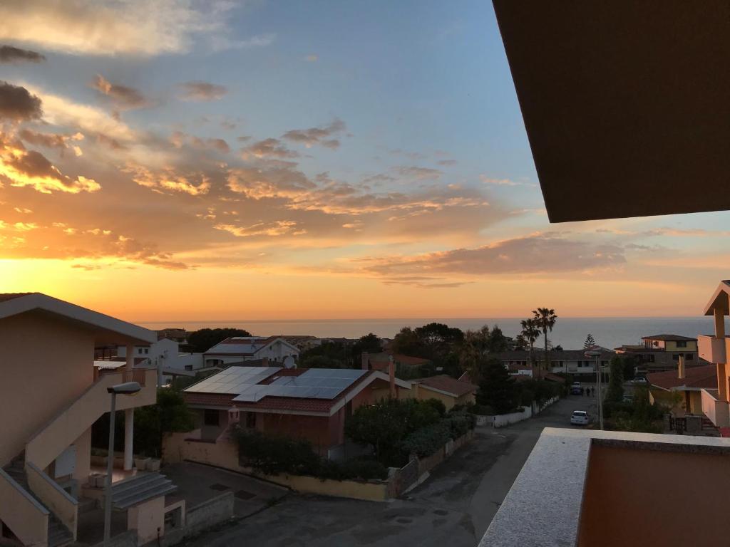 uma vista para a cidade ao pôr-do-sol a partir de uma varanda em Bellavista em Codaruina