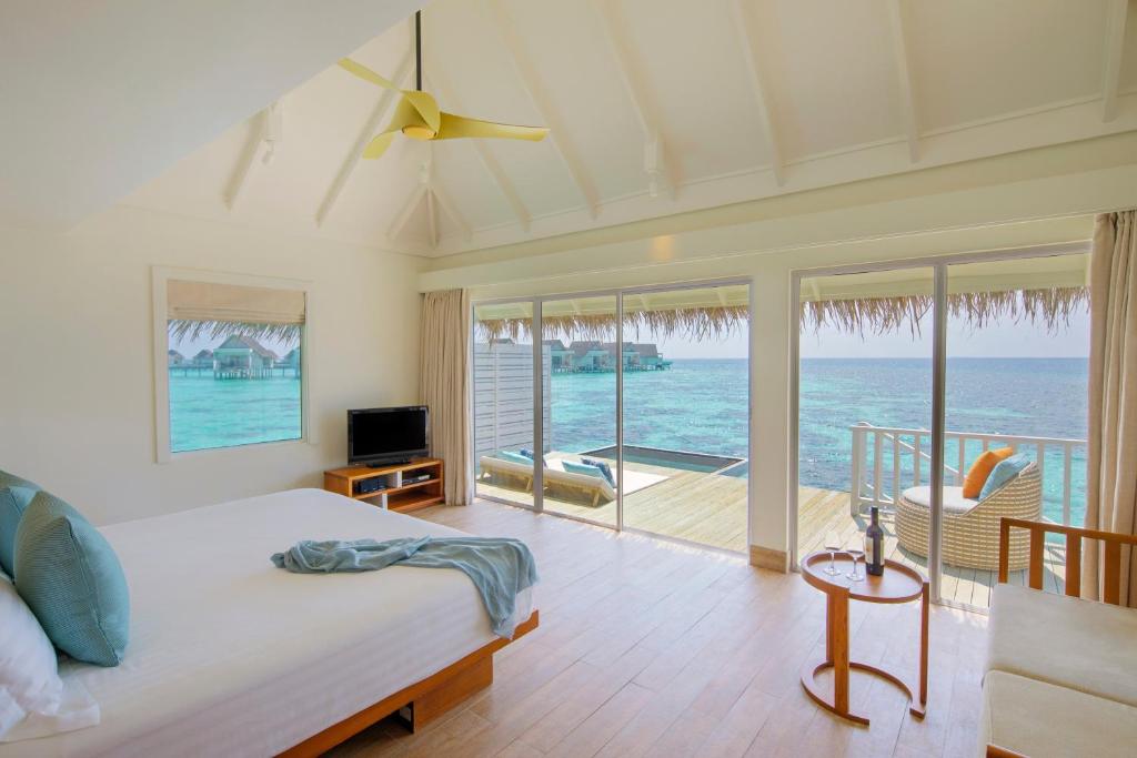 Centara Grand Island Resort & Spa Maldives - Sunrise Overwater Villa | 25% Korting Op Transfers |15% Korting Op Excursies |20% Korting Op F&B En Spa |Geldig Voor Verblijf Tot 20 December 2024