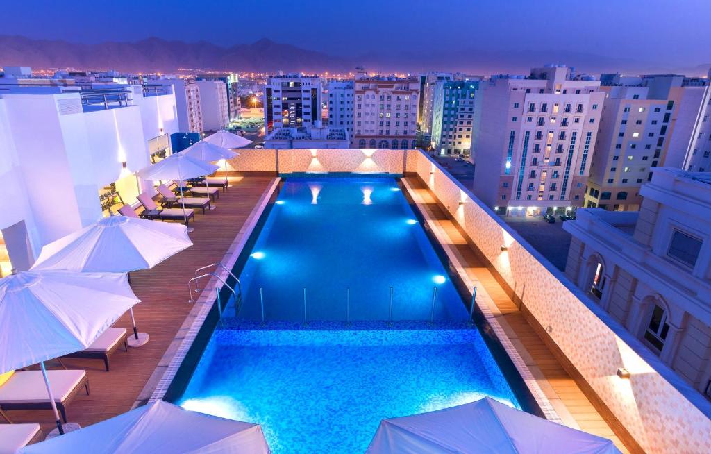 Swimming pool sa o malapit sa Centara Muscat Hotel Oman