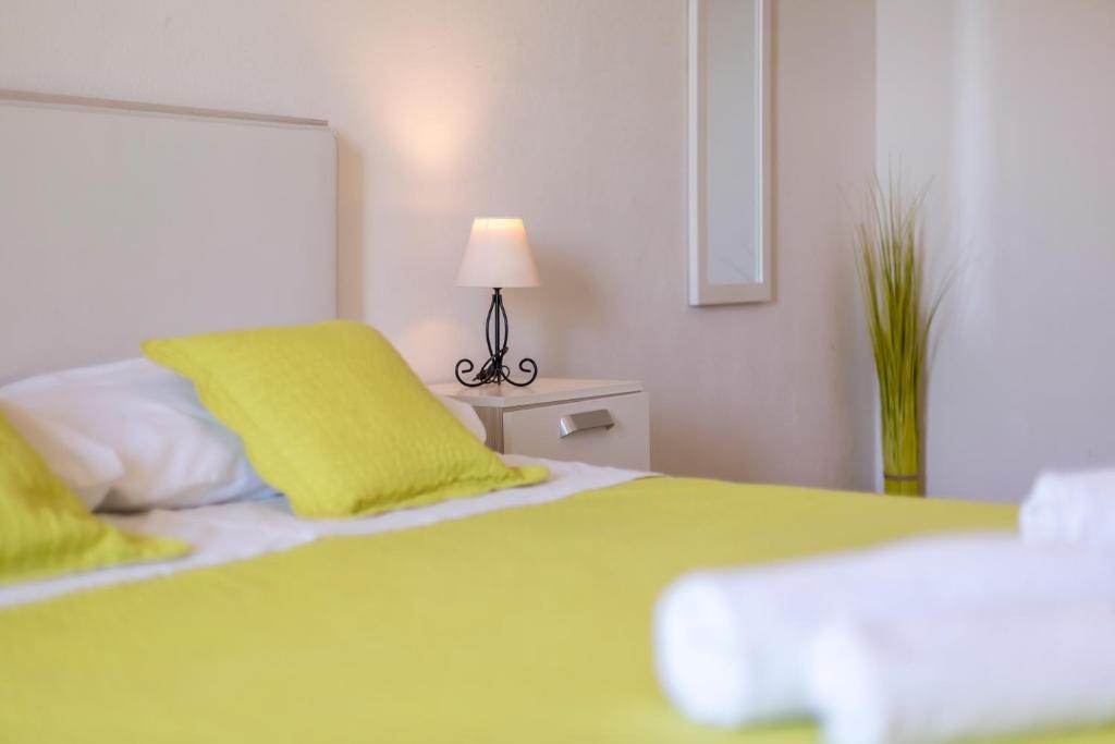 Posteľ alebo postele v izbe v ubytovaní Hvar De Luxe Apartments