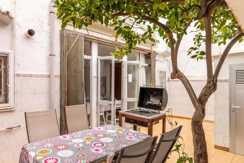 a patio with a table and a tree at Cas Llimoner in Palma de Mallorca