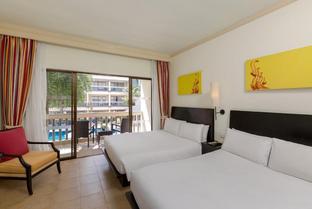Ein Bett oder Betten in einem Zimmer der Unterkunft Centara Kata Resort Phuket