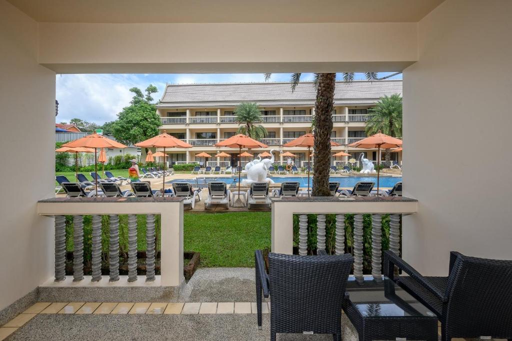 Der Swimmingpool an oder in der Nähe von Centara Kata Resort Phuket