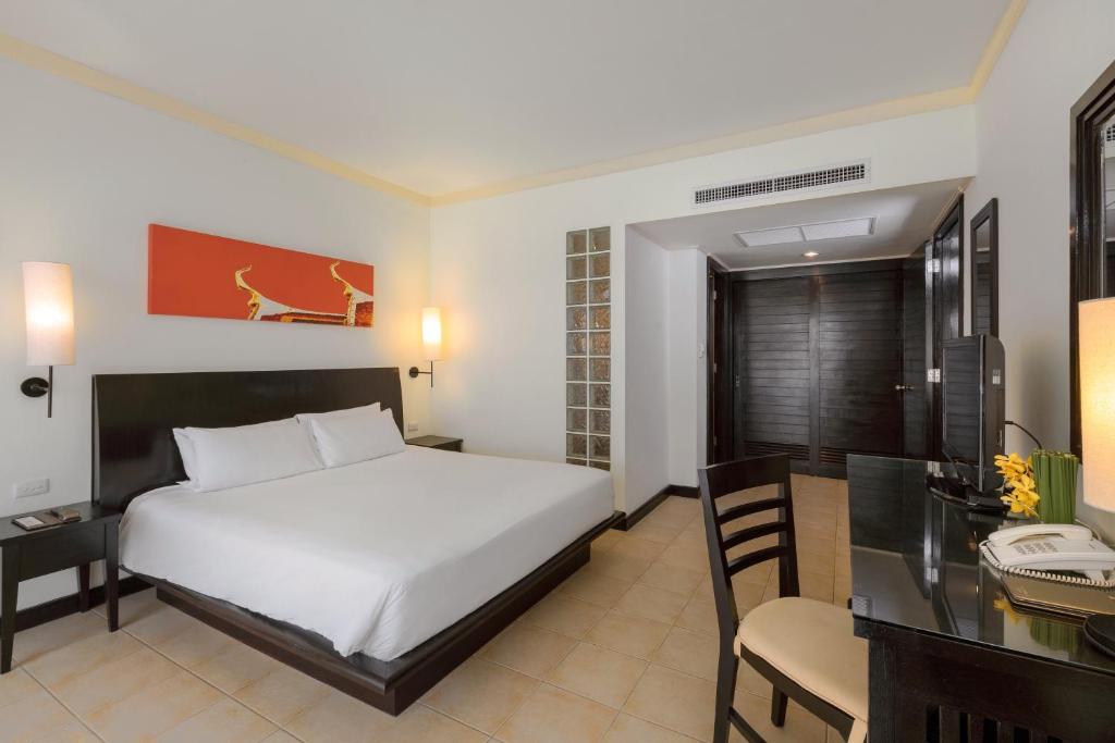Ein Bett oder Betten in einem Zimmer der Unterkunft Centara Kata Resort Phuket