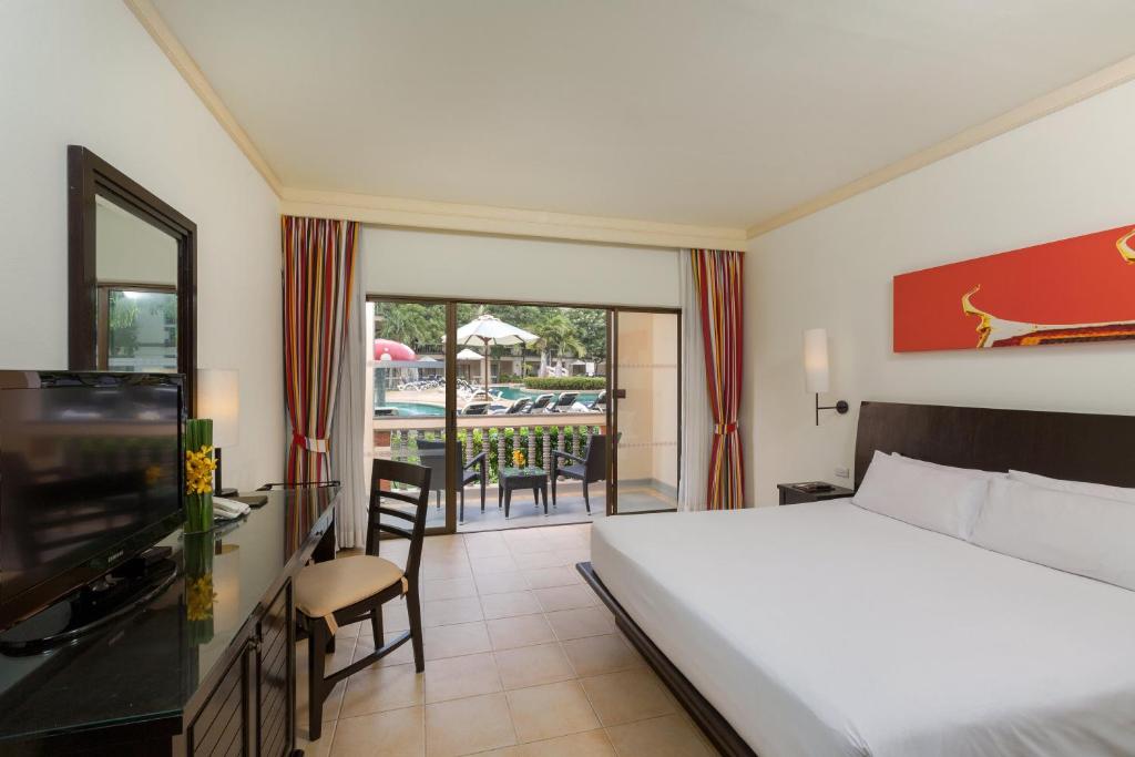 Ein Bett oder Betten in einem Zimmer der Unterkunft Centara Kata Resort Phuket