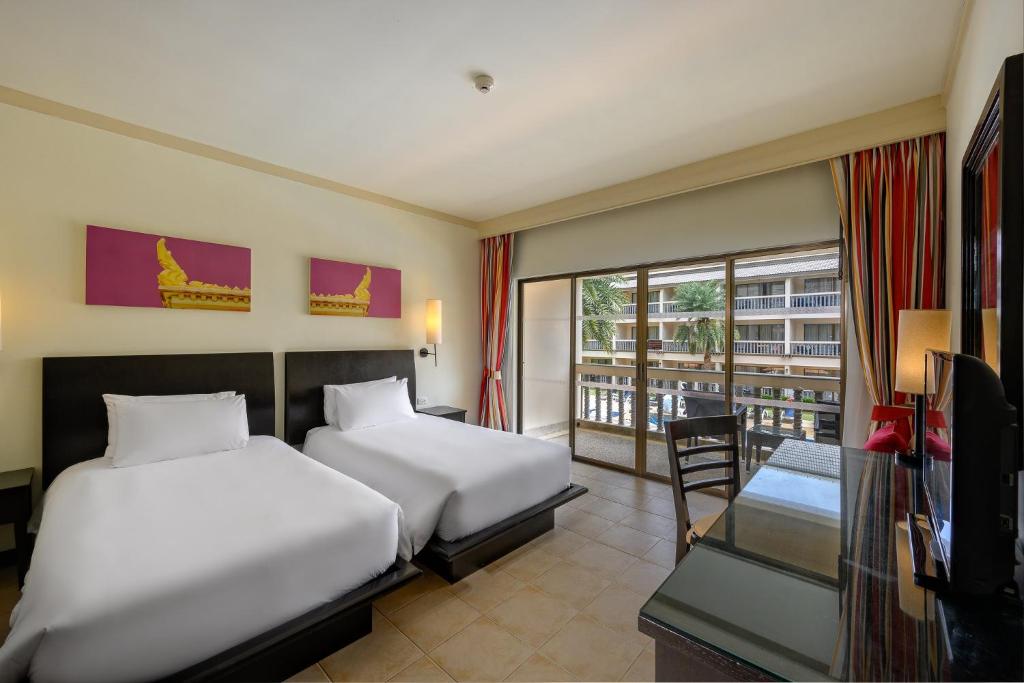 Ein Bett oder Betten in einem Zimmer der Unterkunft Centara Kata Resort Phuket