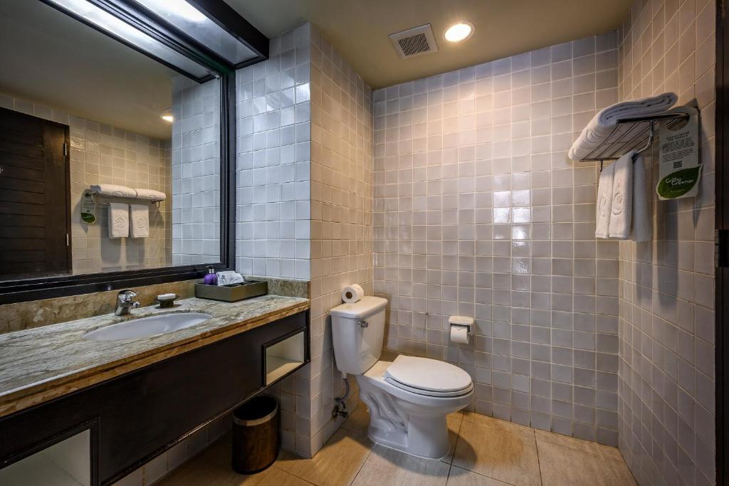 Ein Badezimmer in der Unterkunft Centara Kata Resort Phuket