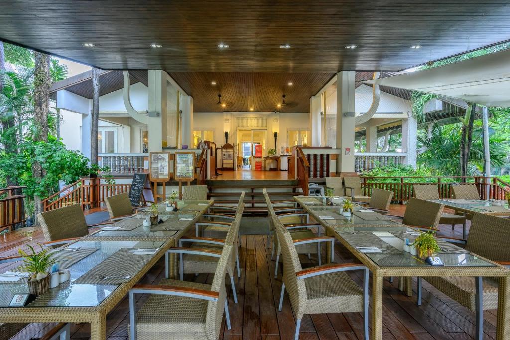 Ein Restaurant oder anderes Speiselokal in der Unterkunft Centara Kata Resort Phuket 