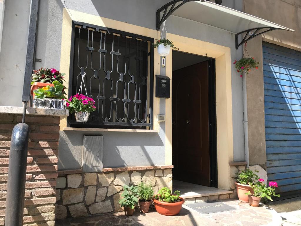 a front door of a house with potted plants at Casetta Porta Riore - Sonnino casa vacanze in Sonnino
