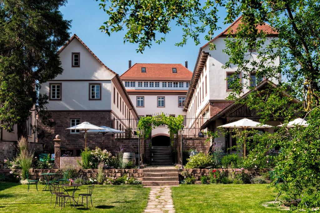 una casa con jardín y césped en Palais Wunderlich, en Lahr