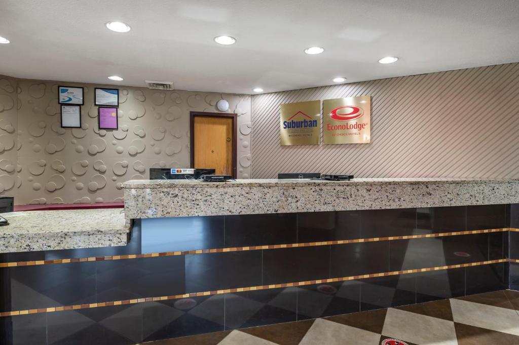 a swimming pool bar in a hotel room at Econo Lodge Inn & Suites in Lafayette
