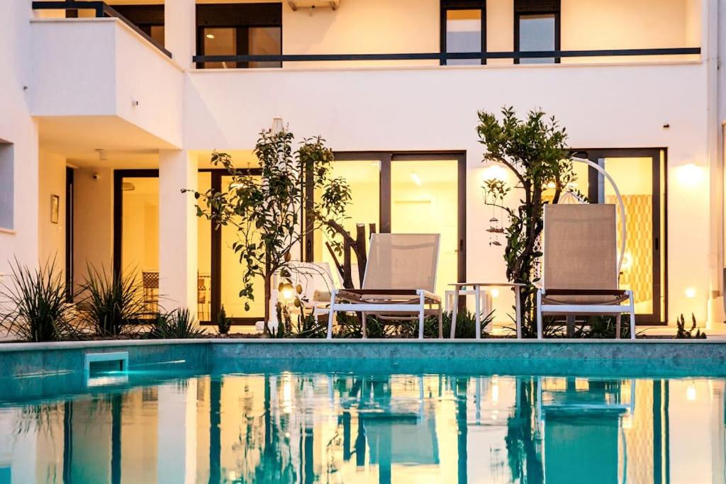 Bazén v ubytovaní Apartments villa Ladini alebo v jeho blízkosti