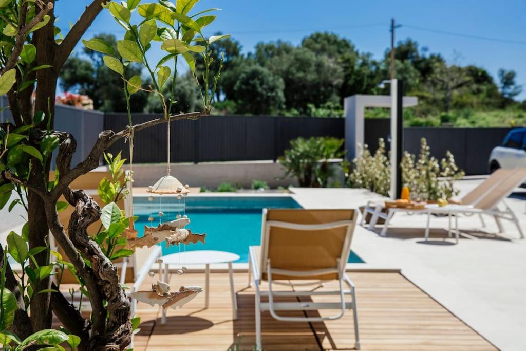 Bazén v ubytovaní Apartments villa Ladini alebo v jeho blízkosti