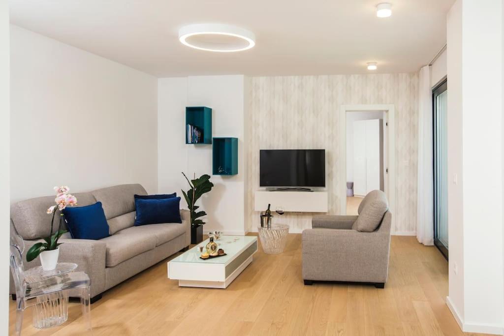 Televízia a/alebo spoločenská miestnosť v ubytovaní Apartments villa Ladini