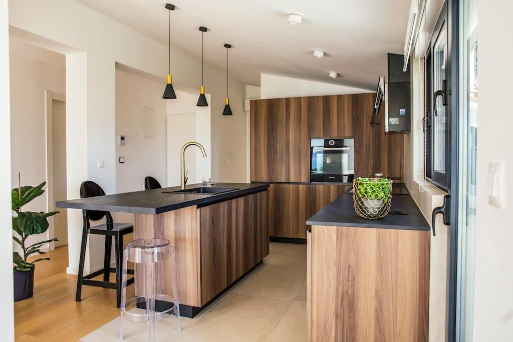 Kuchyňa alebo kuchynka v ubytovaní Apartments villa Ladini