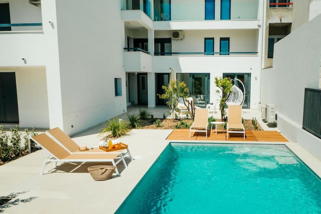 Bazén v ubytovaní Apartments villa Ladini alebo v jeho blízkosti