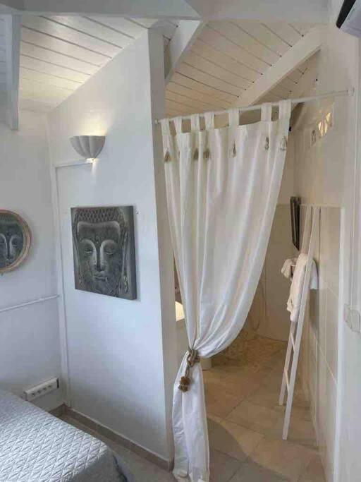 Postel nebo postele na pokoji v ubytování Petit coin de paradis à 5 min Baie Orientale, Idolem résidence unité 7bis - 57 Rue du Mont Vernon 1