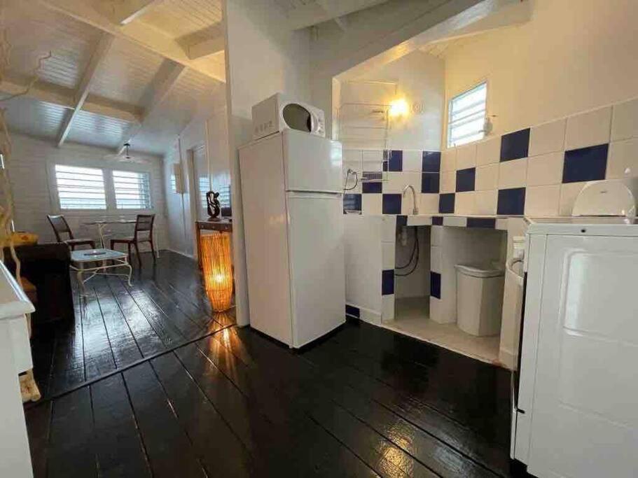 Kuchyň nebo kuchyňský kout v ubytování Petit coin de paradis à 5 min Baie Orientale, Idolem résidence unité 7bis - 57 Rue du Mont Vernon 1