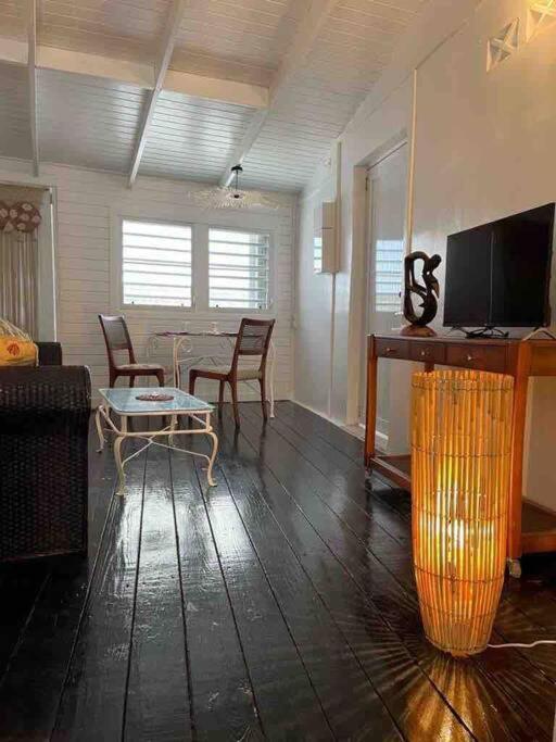 TV a/nebo společenská místnost v ubytování Petit coin de paradis à 5 min Baie Orientale, Idolem résidence unité 7bis - 57 Rue du Mont Vernon 1