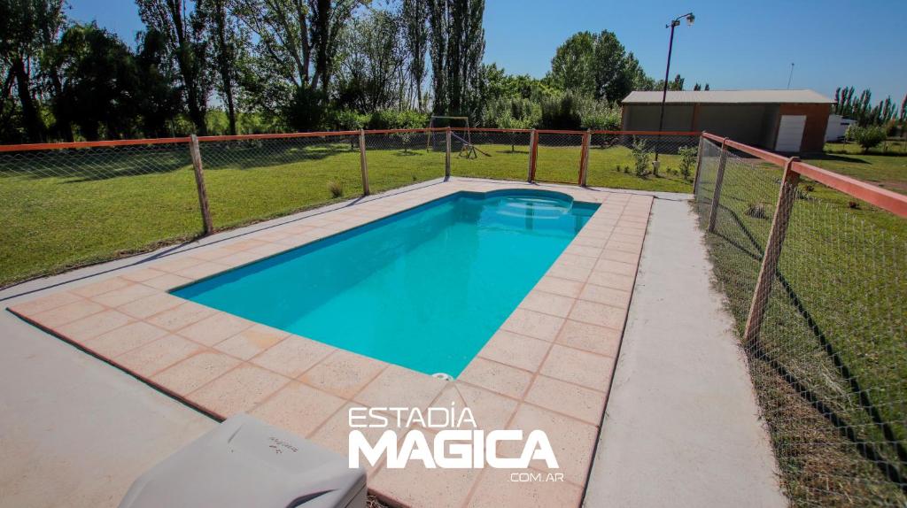 una piscina con una valla alrededor en Cabañas Benegas en San Rafael