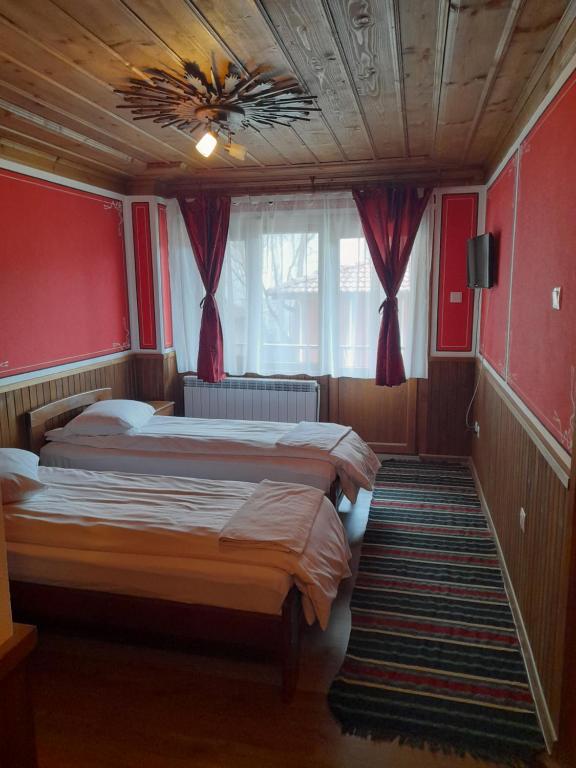 Postel nebo postele na pokoji v ubytování Къща Ради