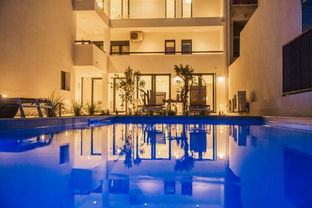 Bazén v ubytovaní Apartments villa Ladini alebo v jeho blízkosti