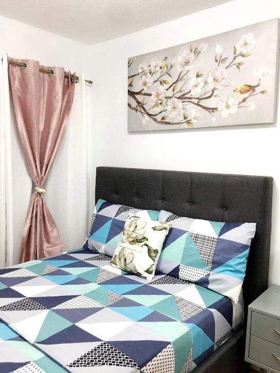 Postel nebo postele na pokoji v ubytování One Oasis By Paseo de Corazon Residence