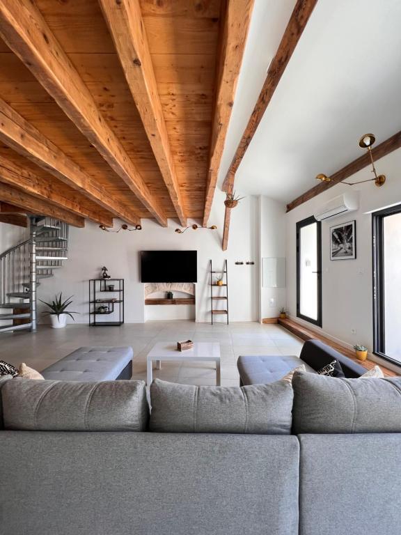 a living room with a couch and a tv at Beau T4 au cœur du centre ville in Narbonne