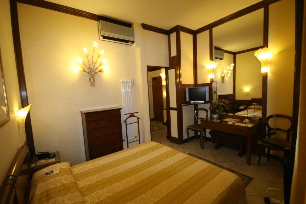 TV a/nebo společenská místnost v ubytování Hotel Italia City Center