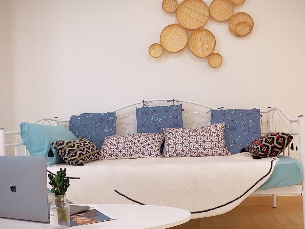 un sofá con almohadas en la sala de estar en D'sara Sentral Sovo, en Sungai Buloh
