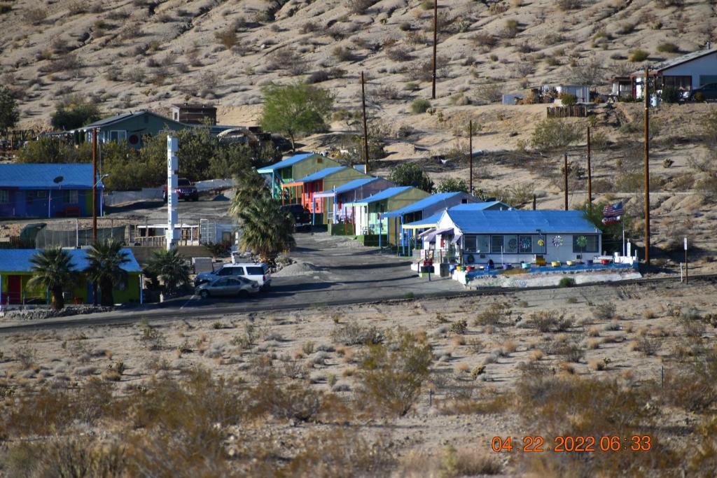 Une rangée de maisons au milieu d'un désert dans l'établissement 9 Palms Inn, à Twentynine Palms