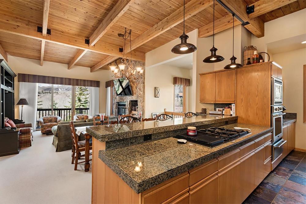 uma cozinha com um balcão e uma sala de estar em 229 Faraway The Ridge #35 condo em Snowmass Village