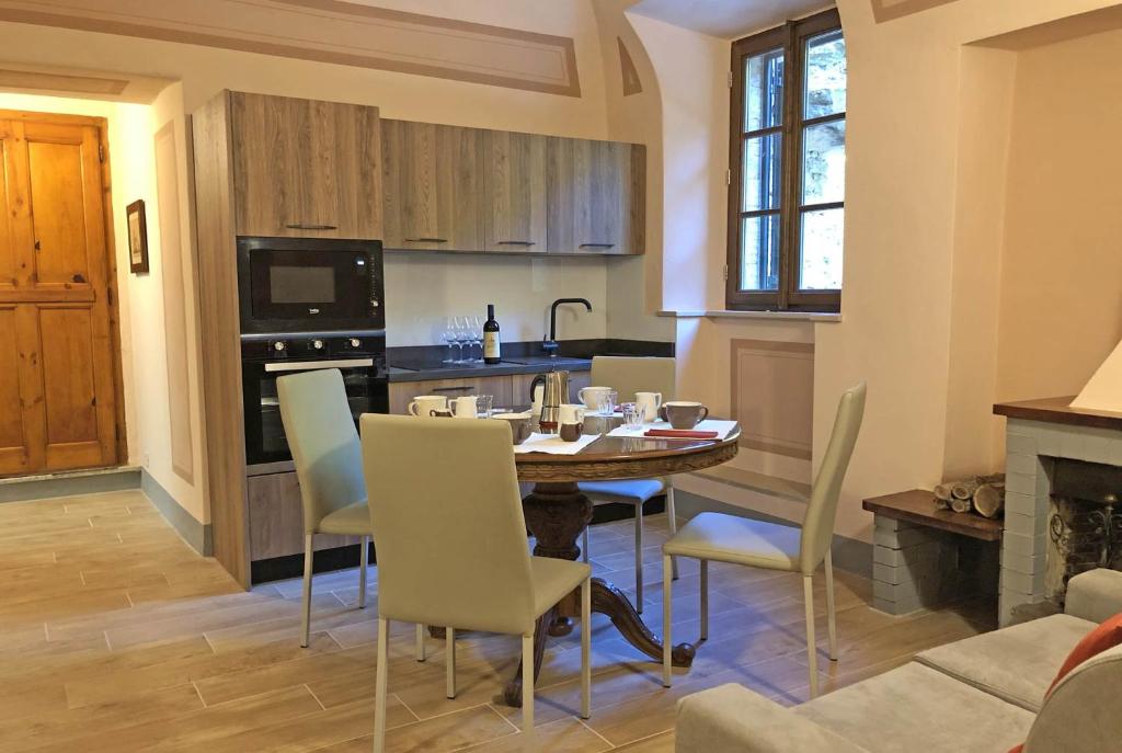 una cucina e una sala da pranzo con tavolo e sedie di Suite Apartment Castello a Volterra