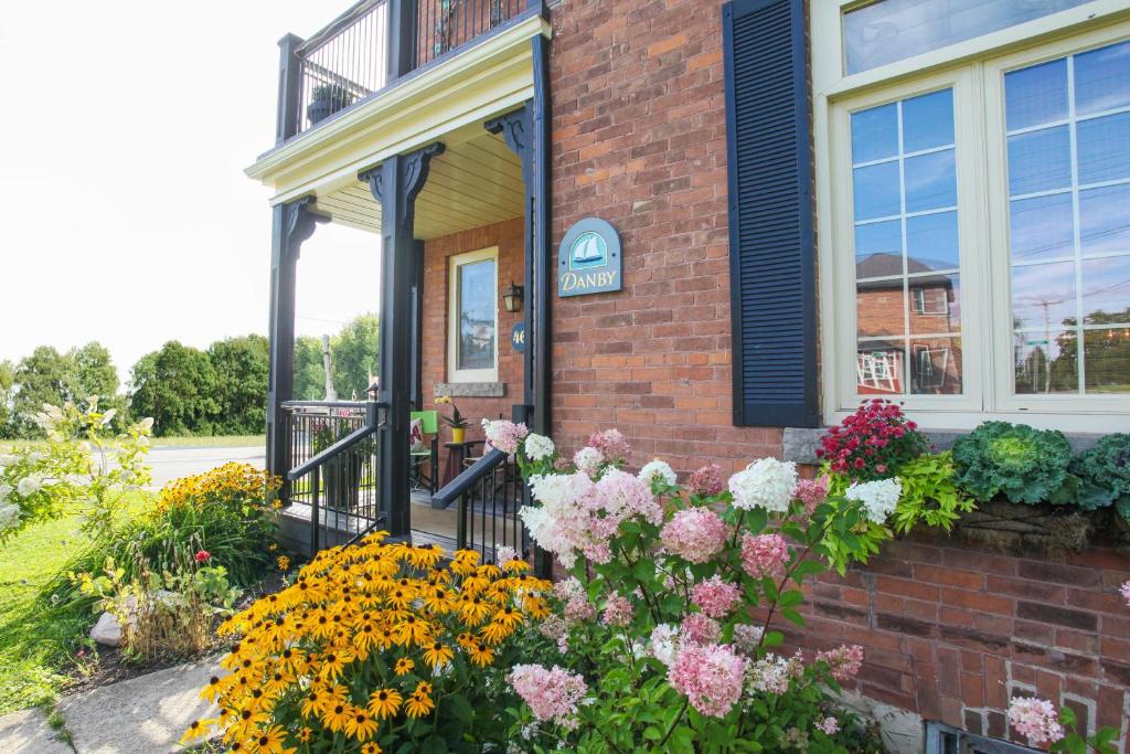 una casa de ladrillo con flores delante en Danby House, en Markdale