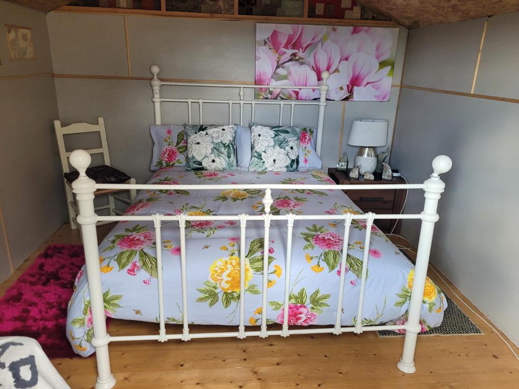 Postel nebo postele na pokoji v ubytování Shannon Estuary Glamping