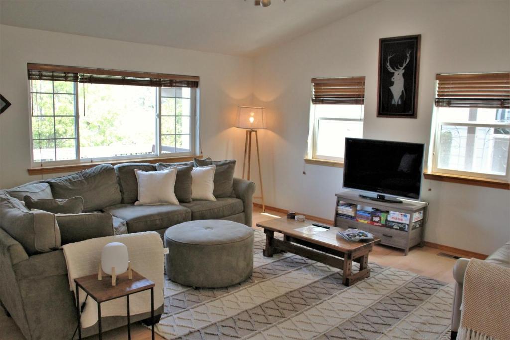 sala de estar con sofá y TV en Hood River Family Vacation Home en Hood River